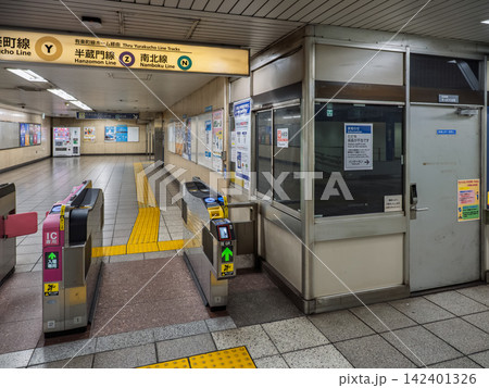 係員不在の改札窓口と自動改札機(東京メトロ・永田町駅) 係員不在の改札窓口と自動改札機(東京メトロ・永田町駅) 142401326