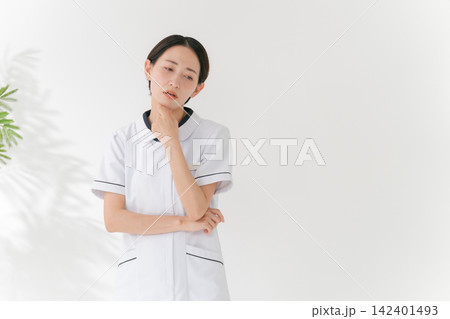 悩む表情の白衣の女性 悩む表情の白衣の女性 142401493