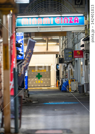 【夜の繁華街】山梨県甲府市の繁華街・裏春日通り【山梨県】 【夜の繁華街】山梨県甲府市の繁華街・裏春日通り【山梨県】 142401813