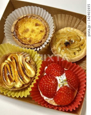 Buttery and flaky egg tart filled with smooth custard and topped with fresh fruits. A perfect blend of creamy sweetness and fruity freshness for a delightful and elegant dessert. Buttery and flaky egg tart filled with smooth custard and topped with fresh fruits. A perfect blend of creamy sweetness and fruity freshness for a delightful and elegant dessert. 142401935