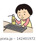 キーボードを掃除する女性 142401972