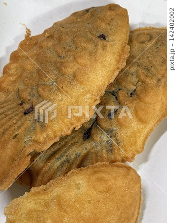 Crispy and golden mini bungeoppang with a soft, fluffy filling of sweet red bean or custard. A delightful bite-sized Korean fish-shaped pastry, perfect for a warm and nostalgic treat! Crispy and golden mini bungeoppang with a soft, fluffy filling of sweet red bean or custard. A delightful bite-sized Korean fish-shaped pastry, perfect for a warm and nostalgic treat! 142402002