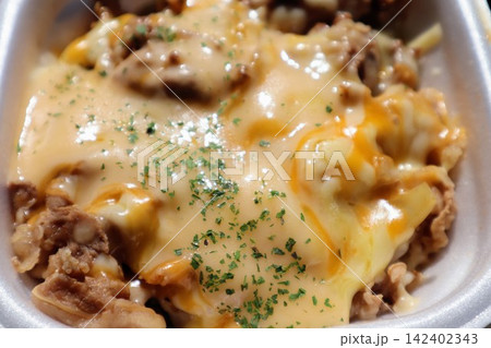チーズ牛丼のクローズアップ 142402343