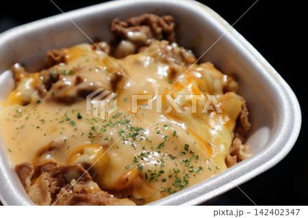 チーズ牛丼のクローズアップ チーズ牛丼のクローズアップ 142402347