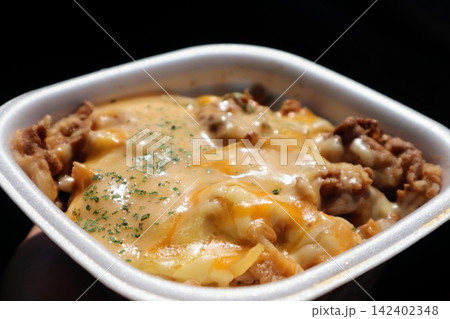 チーズ牛丼のクローズアップ チーズ牛丼のクローズアップ 142402348