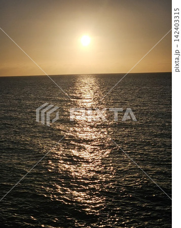 海に沈む夕日と黄金色に輝く海面 海に沈む夕日と黄金色に輝く海面 142403315