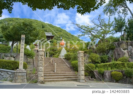 夏空と山寺 142403885