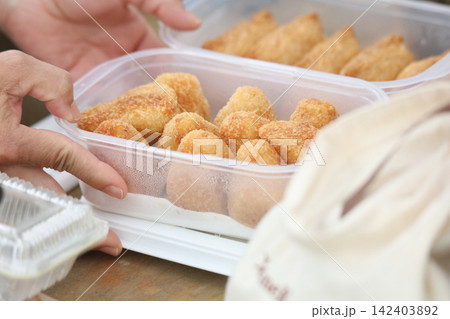 食事をする様子 食事をする様子 142403892