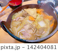 甲州ぶどうの郷に佇む旅館の和風建築と美しい緑 142404081