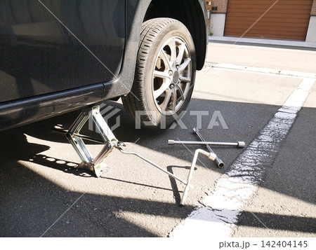 自家用車のタイヤ交換 142404145
