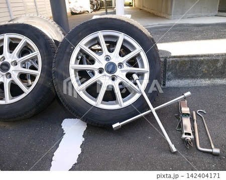 自家用車のタイヤ交換 自家用車のタイヤ交換 142404171