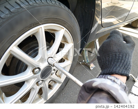 自家用車のタイヤ交換 自家用車のタイヤ交換 142404192