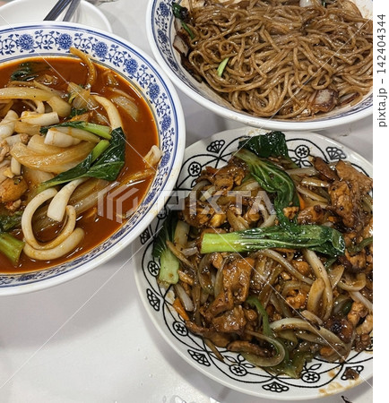 Spicy and numbing malatang with a mix of fresh ingredients in rich Sichuan broth, paired with crispy and tangy guobaorou. A perfect balance of bold heat and sweet-sour crunch for a Chinese feast. 142404344