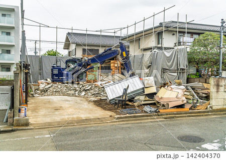 パワーショベルで家屋の解体工事 パワーショベルで家屋の解体工事 142404370