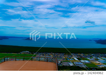 高台から一望する青い海と島々の風景 高台から一望する青い海と島々の風景 142404962