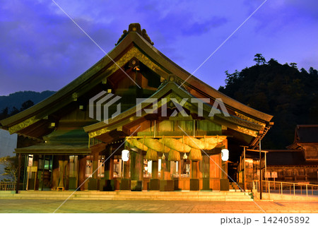 夕暮れ時の出雲大社 夕暮れ時の出雲大社 142405892