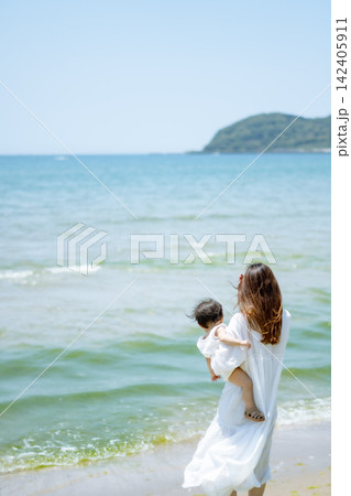 海辺で手をつなぐ親子 海辺で手をつなぐ親子 142405911