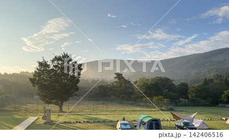 朝もやに包まれる高原のキャンプ場と青空の風景 142406516