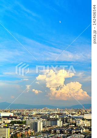 なみはや大橋から望む青空に浮かぶ月と夕日に染まる積乱雲・千歳橋 なみはや大橋から望む青空に浮かぶ月と夕日に染まる積乱雲・千歳橋 142406544