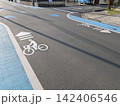 交差点に設置された自転車ナビマーク 142406546