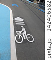 歩道の横に設置された自転車ナビマーク 142406582