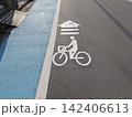 道路に設置された自転車ナビマークと歩道 142406613