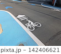 交差点に設置された自転車ナビマークと歩道 142406621
