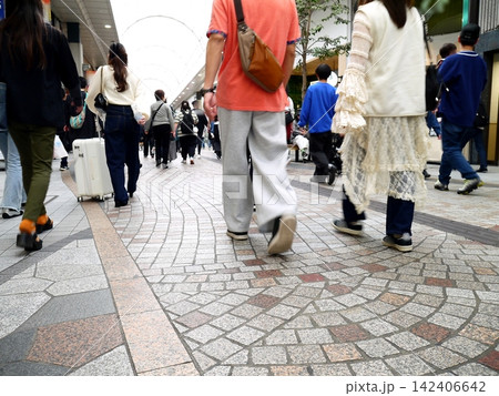 アーケード街を買い物などで歩く人々 アーケード街を買い物などで歩く人々 142406642