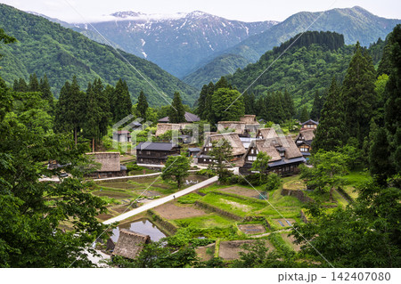 世界遺産五箇山・相倉合掌造り集落 水面に浮かぶ日本の原風景 世界遺産五箇山・相倉合掌造り集落 水面に浮かぶ日本の原風景 142407080