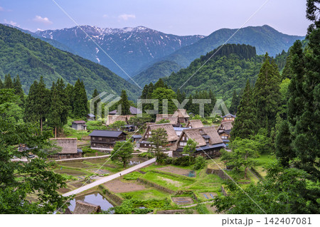 世界遺産五箇山・相倉合掌造り集落　水面に浮かぶ日本の原風景 142407081