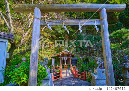 秋の神奈川県鎌倉市の銭洗弁財天(宇賀福神社)の下之水神宮 142407611