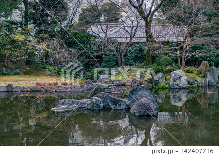 靖国神社神池庭園の静かな池に映る景石と茶室を望む景観 2024年3月 靖国神社神池庭園の静かな池に映る景石と茶室を望む景観 2024年3月 142407716