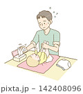 赤ちゃんのおむつ交換をするパパ 142408096