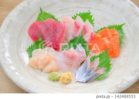 お刺身、刺し盛り、お造り、海鮮料理、シーフード。 お刺身、刺し盛り、お造り、海鮮料理、シーフード。 142408553