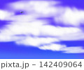 青空に浮かぶ飛行機雲 142409064