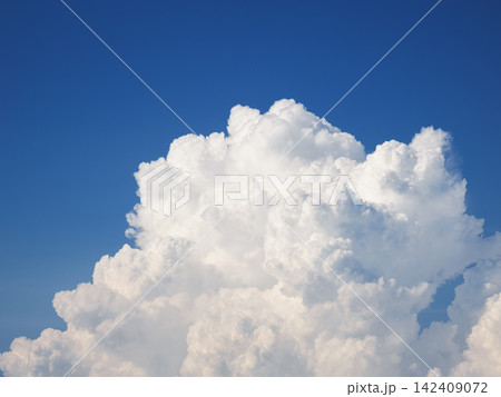 夏の青空に浮かぶ入道雲 142409072