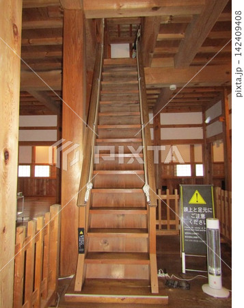 冬の工事中の福島県にある白石城の内部 冬の工事中の福島県にある白石城の内部 142409408