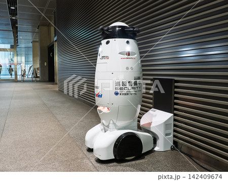 バッテリーを充電中の自律移動型警備ロボット バッテリーを充電中の自律移動型警備ロボット 142409674