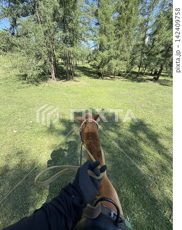 モンゴル・ウランバートル郊外の大草原で乗馬ツアーを楽しむ人々 モンゴル・ウランバートル郊外の大草原で乗馬ツアーを楽しむ人々 142409758