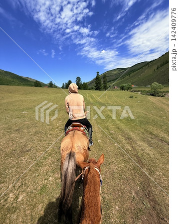 モンゴル・ウランバートル郊外の大草原で乗馬ツアーを楽しむ人々 モンゴル・ウランバートル郊外の大草原で乗馬ツアーを楽しむ人々 142409776