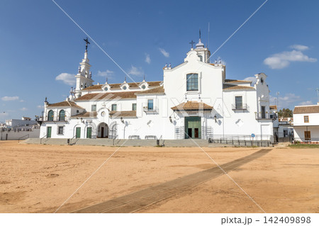 Side view of Hermitage of El Rocio in Almonte, Huelva, Spain 142409898
