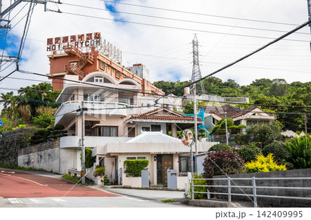 ライカム周辺の坂道と沖縄の住宅風景 ライカム周辺の坂道と沖縄の住宅風景 142409995