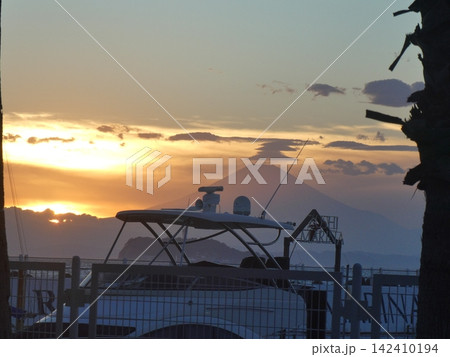 富士山にかかる傘雲と夕日が織りなす絶景、逗子マリーナの黄昏時 富士山にかかる傘雲と夕日が織りなす絶景、逗子マリーナの黄昏時 142410194