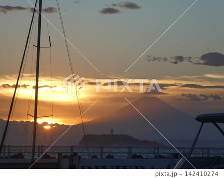 完璧なる夕景、富士山頂の傘雲と夕焼けのリフレクションが美しい逗子マリーナの黄昏(マジックアワー) 完璧なる夕景、富士山頂の傘雲と夕焼けのリフレクションが美しい逗子マリーナの黄昏(マジックアワー) 142410274