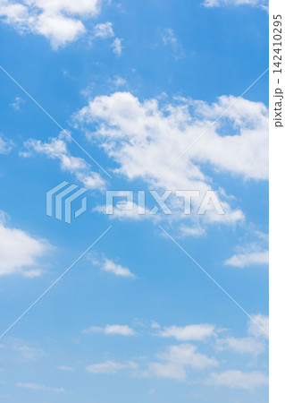 夏の澄んだ青空と広がる夏雲31 142410295