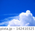 夏の青い空と白い雲 142410325