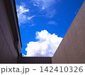 ビルの谷間に覗く青空 142410326