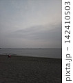 海岸と女性 142410503
