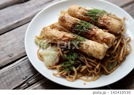 チクワをそのまま3本乗っけたわんぱくソース焼きそば チクワをそのまま3本乗っけたわんぱくソース焼きそば 142410530