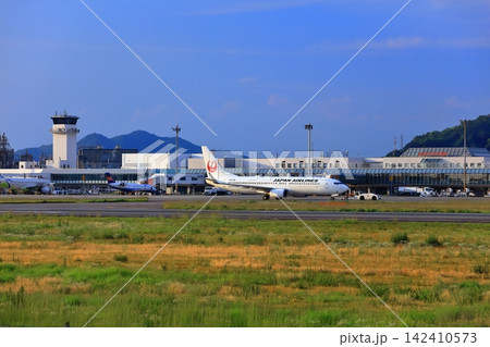 【愛媛県】松山空港ターミナルと滑走路 142410573
